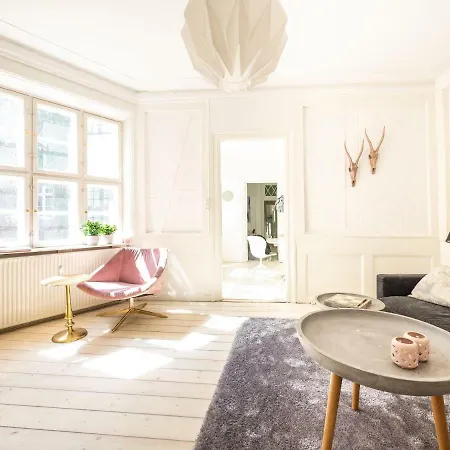 Modern Living In Historical Building At Nyhavn Apartment Kopenhagen