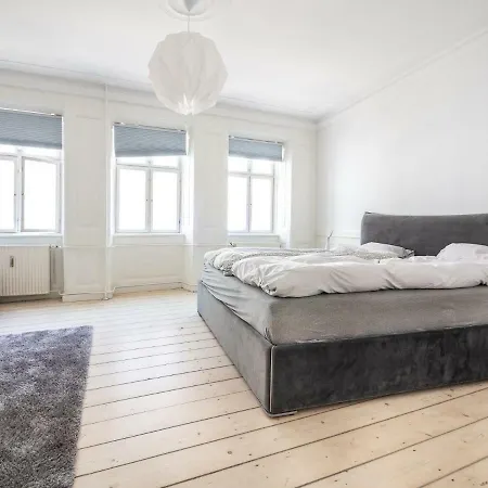 Modern Living In Historical Building At Nyhavn Apartment *