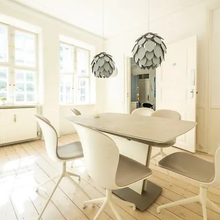 Modern Living In Historical Building At Nyhavn *