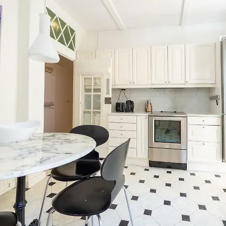 Modern Living In Historical Building At Nyhavn Apartment Kopenhagen