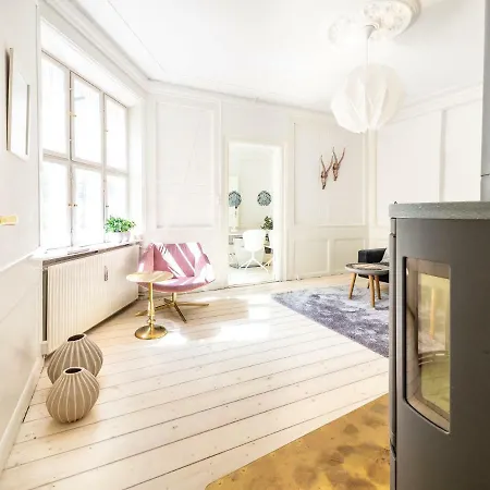 Modern Living In Historical Building At Nyhavn *