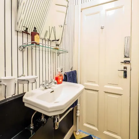 Modern Living In Historical Building At Nyhavn Apartment Kopenhagen