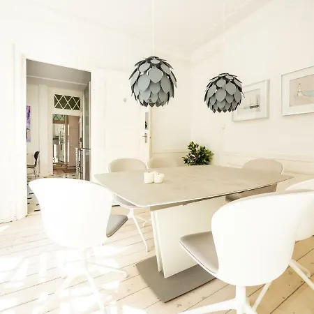 Modern Living In Historical Building At Nyhavn *